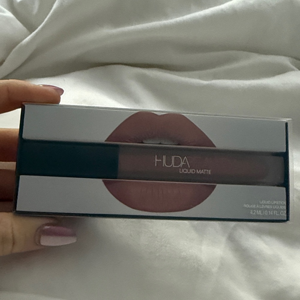 NIB HUDA Liquid Matte Ultra-Comfort Transfer-proof lipstick in WIFEY - Picture 6 of 8